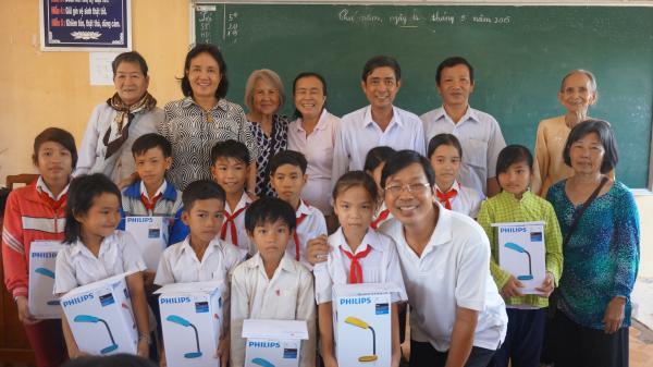 Hội Chữ thập đỏ tỉnh phối hợp với nhà tài trợ tặng học bổng và đèn để bàn học cho học sinh nghèo xã An Hiệp, huyện Ba Tri