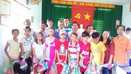 Câu lạc bộ Nhân Ái thành phố Bến Tre tổ chức tết trung thu cho các cháu thiếu nhi nghèo tại xã Tân Hào, huyện Giồng Trôm