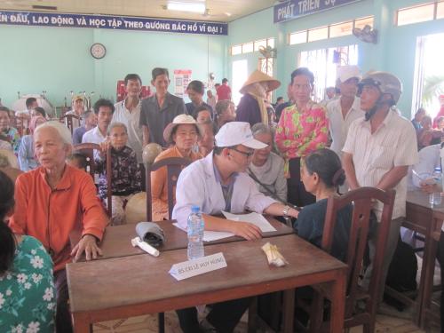 Hội Chữ thập đỏ bệnh viện Nguyễn Tri Phương khám bệnh, tặng quà cho người dân huyện Mỏ Cày Bắc