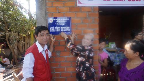 Hội CTĐ tỉnh phối hợp bàn giao nhà tình thương cho hộ nghèo ở xã Hòa Nghĩa, H. Chợ Lách