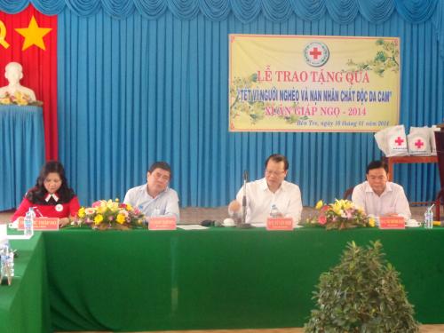 Phó thủ tướng Vũ Văn Ninh tặng quà Tết cho người nghèo tại tỉnh Bến Tre