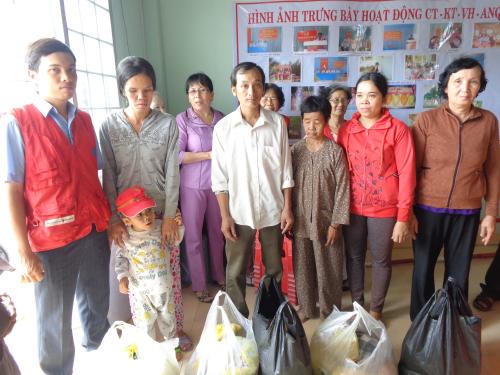 Câu lạc bộ nhân ái thuộc Hội Chữ thập đỏ tỉnh tặng quà cho hộ nghèo tại xã Phước Hiệp huyện Mỏ Cày Nam    