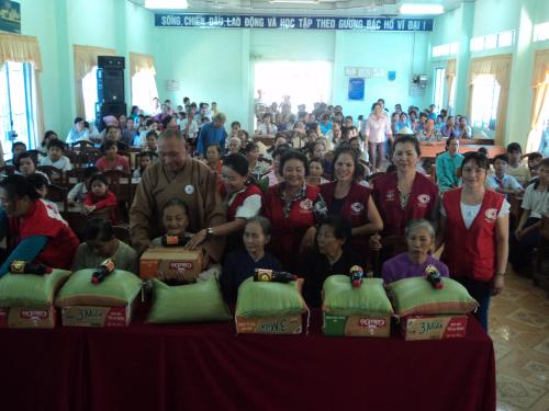 Hội Chữ thập đỏ quận 7 và Chùa Huyền Trang huyện Nhà Bè TPHCM tặng Nhà tình thương và tặng quà cho bà con nghèo tại Bến Tre.