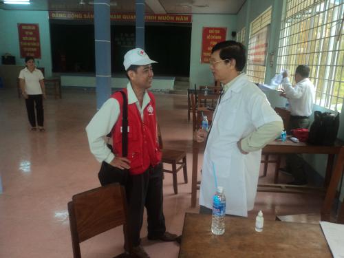 Đoàn Thầy thuốc tình nguyện Trung ương Hội Chữ thập đỏ Việt Nam khám bệnh và tặng quà cho người nghèo xã Long Thới (h.Chợ Lách, Bến Tre)