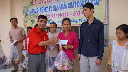 Hội Chữ thập đỏ tỉnh Bến Tre tặng quà Tết tại các xã huyện Thạnh Phú