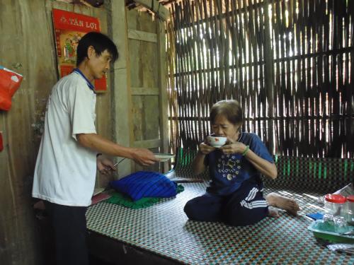 Cả vợ và chồng đều mắc bệnh  ung thư, tại xã Tân Thanh Tây huyện Mỏ Cày Bắc