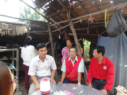 Hội Chữ thập đỏ tỉnh Bến Tre phối hợp nhóm “ Vòng tay yêu thương” TPHCM tặng 39.620.000 đồng xây nhà tình thương  và tặng quà tại xã Hòa Nghĩa huyện Chợ Lách