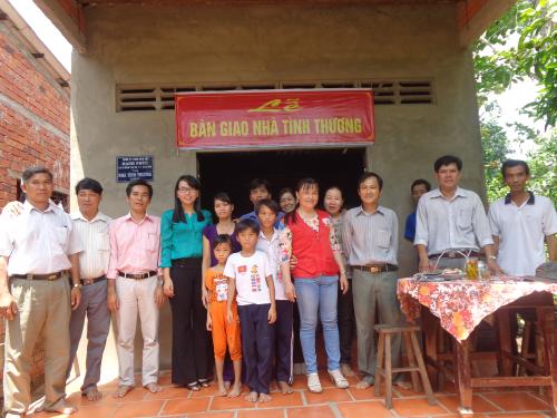 Công ty TNHH dịch vụ Hạnh Phúc TP Hồ Chí Minh  phối hợp Hội Chữ thập đỏ tỉnh   dự lễ tặng nhà tình thương tại Bến Tre