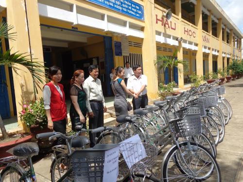 Công ty May mặc Tài Phát xã An Hiệp huyện Ba Tri tặng xe đạp, học bổng và đồ thể dục cho học sinh nghèo huyện Ba Tri tỉnh Bến Tre