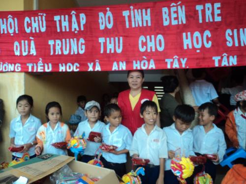 Hội Chữ thập đỏ tỉnh Bến Tre tặng quà trung thu cho trẻ em nghèo huyện Ba Tri