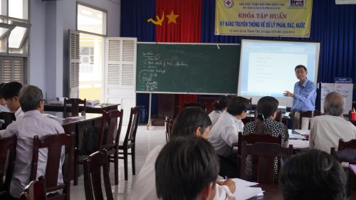 Hội Chữ thập đỏ tỉnh tổ chức tập huấn cho cán bộ cấp xã, ấp của xã Thanh Tân về kỷ năng truyền thông vệ sinh môi trường.