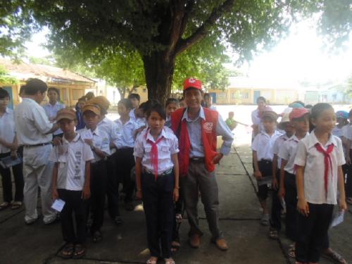 Hội Chữ thập đỏ tỉnh tổ chức trao học bổng cho học sinh nghèo hiếu học tại xã An Hiệp huyện Ba Tri Bến Tre