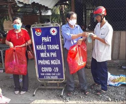 Hội Chữ  thập đỏ huyện Giồng Trôm tặng khẩu trang, cồn sát khuẩn, gạo, thùng rác y tế cho khu trung tâm cách ly của huyện