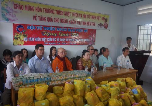 Hội Từ thiện nhân đạo Việt-Mỹ tặng quà Tết tại Bến Tre