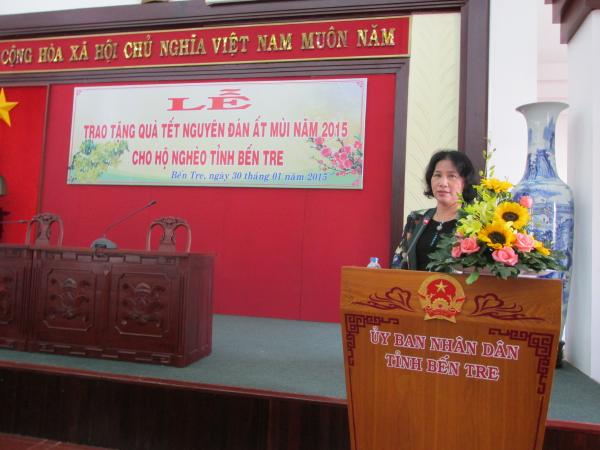 Bà Nguyễn Thị Kim Ngân, Ủy viên Bộ Chính Trị, P.chủ tịch Quốc Hội tặng quà Tết cho người nghèo tỉnh Bến Tre