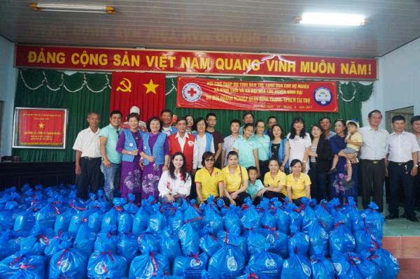 Hội Chữ thập đỏ tỉnh vận động Hội doanh nghiệp Quận Bình Thạnh tặng quà tại 02 xã huyện Bình Đại