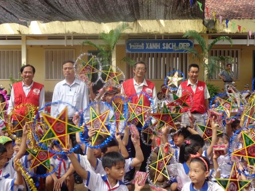 Hội Chữ thập đỏ tỉnh Bến Tre tổ chức tết Trung thu cho học sinh trường tiểu học tại huyện Giồng Trôm.