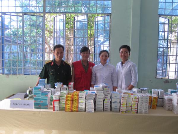Hội Chữ thập đỏ tỉnh phối hợp với Bộ Chỉ huy Quân sự tỉnh tổ chức khám bệnh và cấp thuốc miễn phí cho bệnh nhân nghèo tại xã Phú Mỹ, huyện Mỏ Cày Bắc