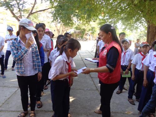 Hội Chữ thập đỏ tỉnh Bến Tre tặng học bổng và quà tết cho học sinh nghèo tại xã An Hiệp huyện Ba Tri do ông Nguyễn Hoàng Long TPHCM vận động.