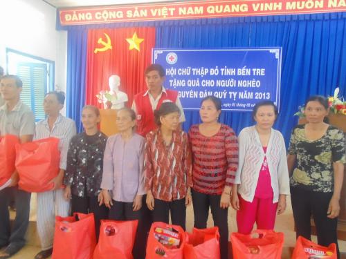 Hội Chữ Thập đỏ tỉnh Bến Tre tặng quà Tết cho người nghèo trong tỉnh