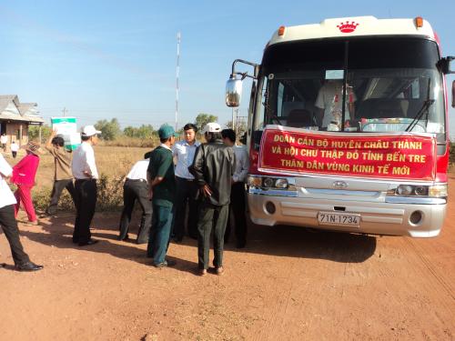 Hội Chữ thập đỏ tỉnh Bến Tre và UBND huyện Châu Thành thăm và tặng quà người dân vùng kinh tế mới ở tỉnh Bình Phước và Đắc Lắc