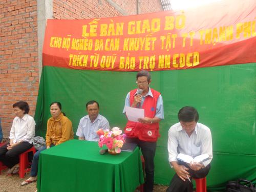 Hội Chữ thập đỏ tỉnh Bến Tre tặng bò cho hộ nghèo có người khuyết tật và nạn nhân chất độc da cam tại huyện Thạnh Phú 
