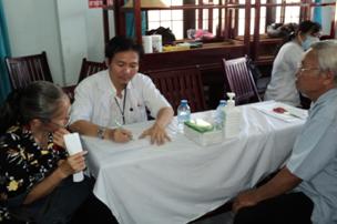 Trung tâm y tế Dạ Nam Thành phố Hồ Chí Minh khám bệnh cấp thuốc miễn phí cho người cao tuổi Phường 5 TP Bến Tre