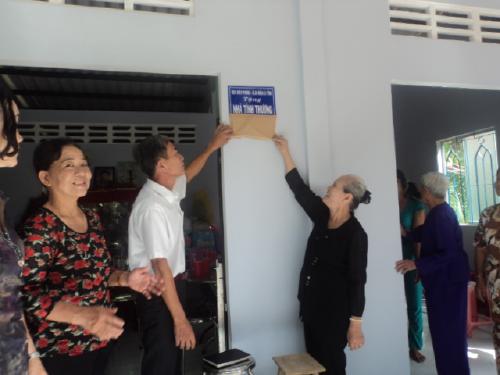 Câu lạc bộ nhân ái tặng nhà tình thương cho người nghèo tại Bình Khánh Đông (Mỏ Cày Nam)