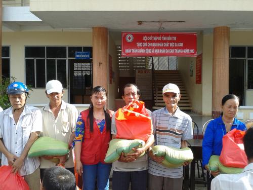 Hội Chữ thập đỏ tỉnh tặng quà cho nạn nhân da cam nhân tháng hành động vì NNDC 
