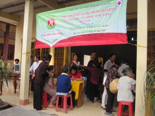 Hội Chữ thập đỏ tỉnh Tiền Giang khám bệnh tặng quà cho người nghèo xã Phú Thuận huyện Bình Đại tỉnh Bến Tre
