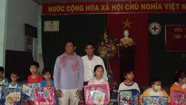 Hội Chữ thập đỏ tỉnh vận động tặng 200 học phẩm cho học sinh nghèo huyện Bình Đại