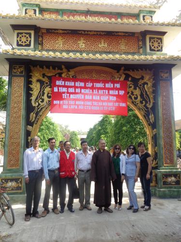 Nhóm công tác xã hội Hạt Cát Vàng cùng Hội Chữ thập đỏ quận 10, thành phố Hồ Chí Minh về khám bệnh cấp quà, phát học bổng người ngèo tại xã Hưng Khánh Trung B, Chợ Lách