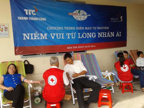 Hơn 100 cán bộ, nhân viên Siêu thị Coop-mart Bến Tre và công ty Cổ phần xuất nhập khẩu Bến Tre hiến máu cứu người
