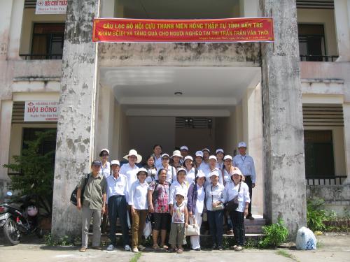 Câu lac bộ Cựu thanh niên Hồng Thập tự tổ chức chuyến đi khám bệnh và tặng quà cho người nghèo Huyện Trần Văn Thời - Cà Mau