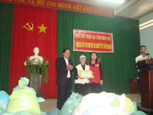 Câu lạc bộ Nhân ái (thuộc Hội CTĐ tỉnh) tổ chức tặng quà Tết cho người nghèo
