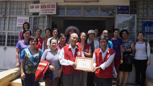 Hội Chữ thập đỏ tỉnh vận động đoàn Thầy thuốc tình nguyện và Bệnh viện Từ Dũ TP.HCM khám bệnh phụ khoa và tặng quà cho người nghèo xã Tân Phong (huyện Thạnh Phú)