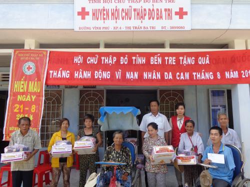 Hội Chữ thập đỏ tỉnh tặng quà cho nạn nhân chất độc da cam da cam tháng 8 năm 2014 
