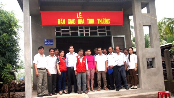 Hội Chữ thập đỏ tỉnh cùng ông Phạm Thế Trung phối hợp địa phương tổ chức bàn giao nhà tình thương tại xã An Phú Trung, huyện Ba Tri