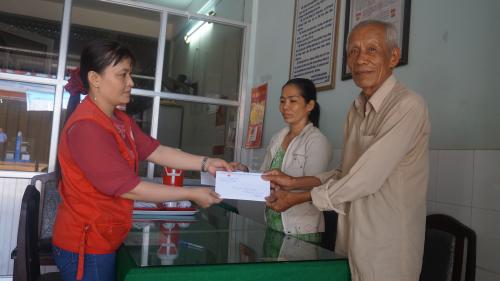 Hội Chữ thập đỏ tỉnh Bến Tre trao tiền cho các hoàn cảnh thông qua chương trình “ Nhịp cầu nhân ái”