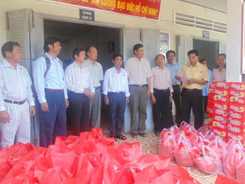 Hội Chữ thập đỏ tỉnh Bến Tre vận động doanh nghiệp quận Bình Thạnh tặng quà Tết cho người nghèo xã Tiên Long