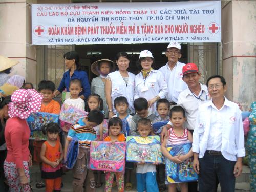 Câu lạc bộ Cựu thanh niên Hồng thập tự khám bệnh, cấp thuốc tại xã Tân Hào huyện Giồng Trôm tỉnh Bến Tre