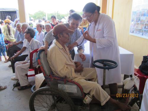 Câu lạc bộ Cựu thanh niên Hồng thập tự khám bệnh và tặng quà tại xã long Hòa (Bình Đại)