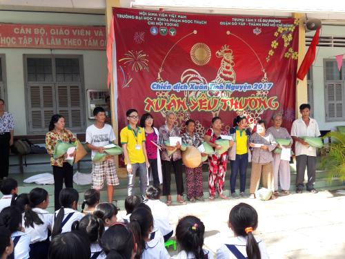 Trung tâm Y tế dự phòng Quận Gò Vấp Thành phố Hồ Chí Minh khám bệnh tặng quà tại xã Lộc Thuận huyện Bình Đại