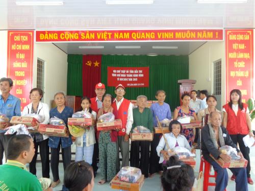 Hội Chữ thập đỏ tỉnh Bến Tre tặng quà cho nạn nhân chất độc da cam xã Hưng Khánh Trung B, huyện Chợ Lách