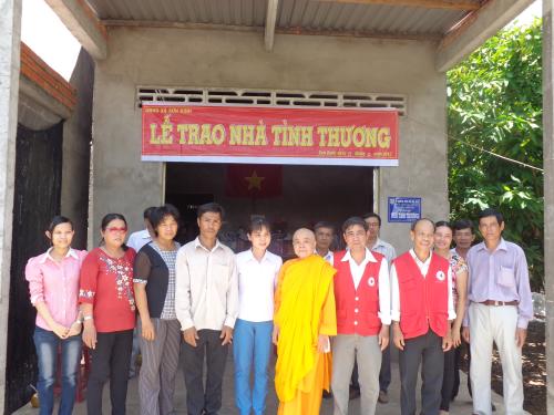  Quan Âm Tu Viện Thành phố Biên Hòa tỉnh Đồng Nai trao tặng hai căn nhà tình thương tại Bến Tre