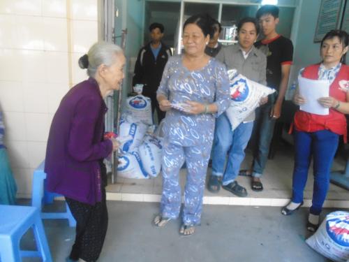 Gia đình bà Hồ Thị Giàu tặng quà cho những hoàn cảnh nghèo ở tỉnh Bến Tre phát sóng trên Đài truyền hình tỉnh.