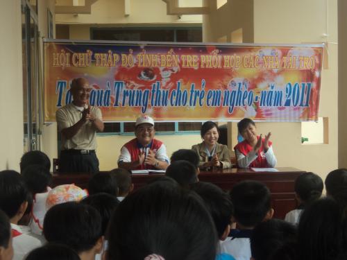 Hội Chữ thập đỏ tỉnh Bến Tre tặng quà bánh trung thu cho trẻ em nghèo