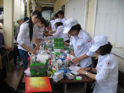 Câu lạc bộ Cựu thanh niên Hồng thập tự khám bệnh và tặng quà, tặng học bổng  tại 4 xã huyện Bình Đại
