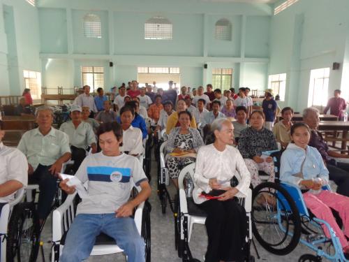 Lễ trao xe lăn cho người khuyết tật huyện Giồng Trôm 