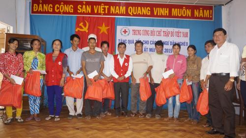Hội Chữ thập đỏ tỉnh Bến Tre tổ chức tặng quà Tết  cho gia đình Ngư dân nghèo tại ba huyện vùng biển  Bình Đại, Ba Tri và Thạnh Phú